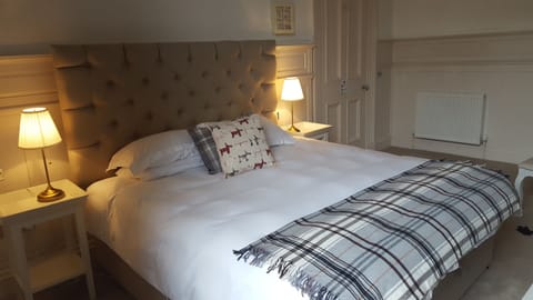 Double Room, 1 King Bed (Tartan) | Egyptian cotton sheets, premium bedding, down comforters, desk