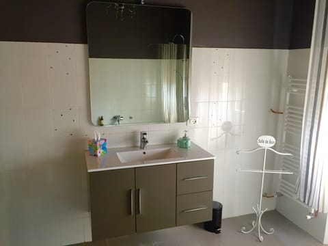 Bathroom sink