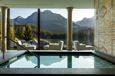 Indoor spa tub