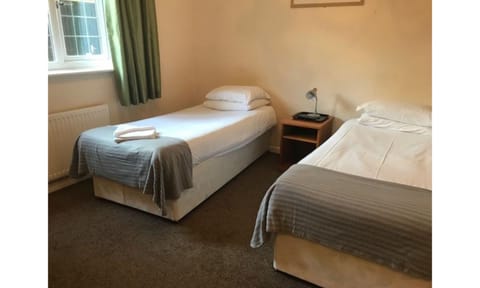 Twin Room | Iron/ironing board, free WiFi, bed sheets