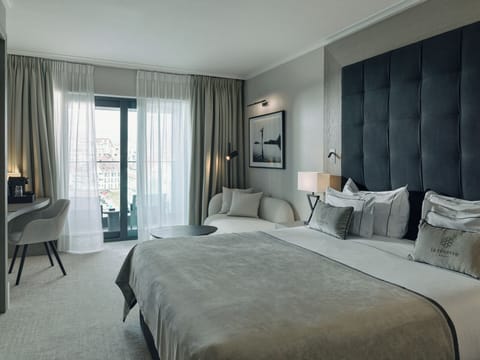 Standard Room, 1 King Bed, City View | Minibar, in-room safe, desk, cribs/infant beds