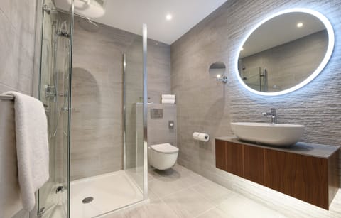 Shower, rainfall showerhead, free toiletries, hair dryer