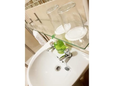 Standard Suite, Ensuite (first floor) | Bathroom