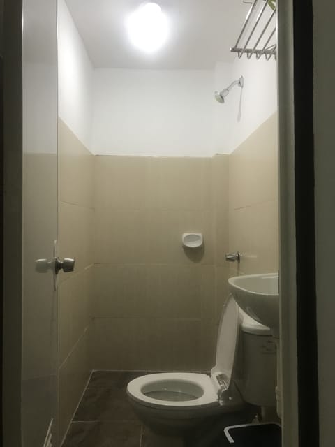 Triple Room | Bathroom | Shower, free toiletries, hair dryer, bidet