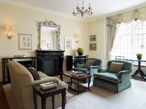 Classic Grosvenor Suite | Living room | IPod dock