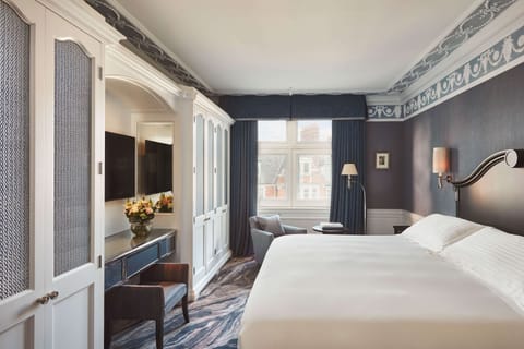 Coburg Suite | Premium bedding, free minibar items, in-room safe