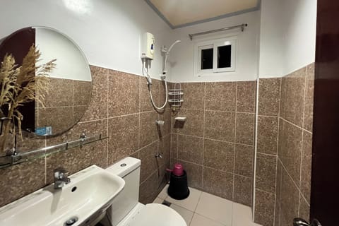 Shower, rainfall showerhead, free toiletries, hair dryer