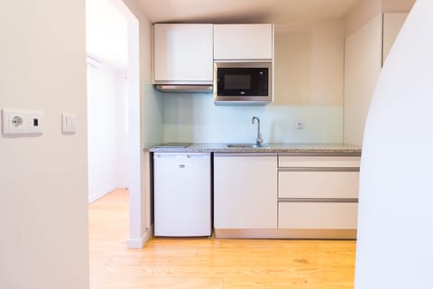 Apartment (Literatura) | Private kitchenette | Fridge, microwave, stovetop, espresso maker