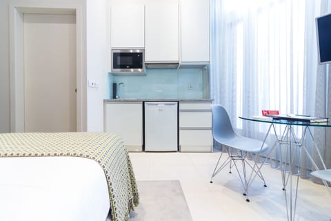 Studio (Sardinha) | Private kitchenette | Fridge, microwave, stovetop, espresso maker