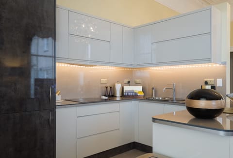 "Sheer Luxe" Luxury Apartment King Bed with Bath & Shower | Private kitchen | Full-size fridge, microwave, oven, stovetop