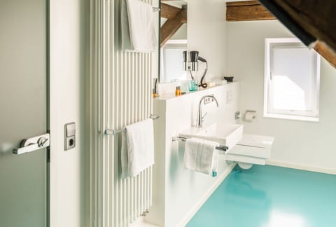 Junior Suite, Balcony | Bathroom | Shower, free toiletries, hair dryer, towels