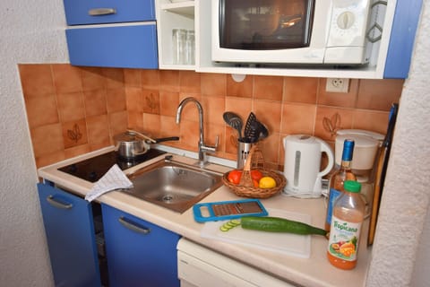 Studio | Private kitchenette | Full-size fridge, microwave, stovetop, dishwasher