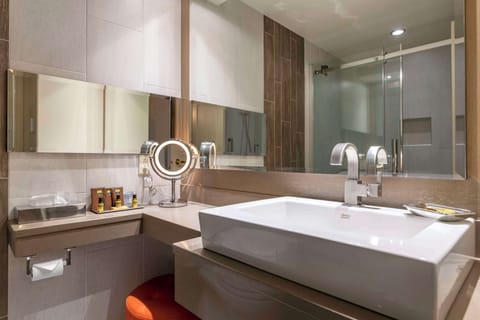 Executive Room, 1 King Bed, Non Smoking, Refrigerator & Microwave (Walk-in Shower) | Bathroom | Combined shower/tub, deep soaking tub, free toiletries, hair dryer