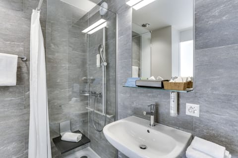 Standard Room | Bathroom | Shower, free toiletries, hair dryer, towels