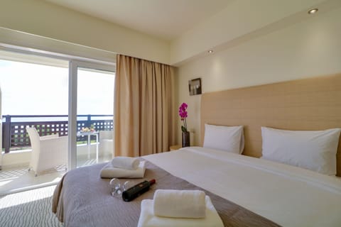 Double Room, Sea View | Minibar, in-room safe, soundproofing, iron/ironing board