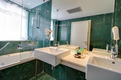 Suite | Bathroom | Free toiletries, hair dryer, towels