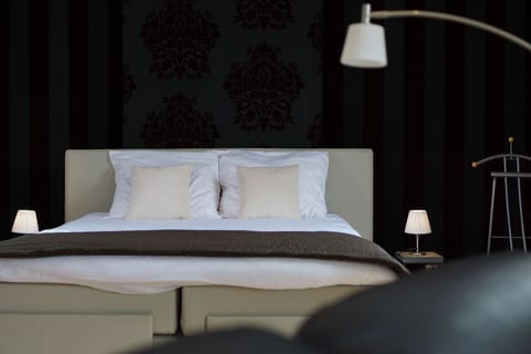 Deluxe Studio Suite, Kitchenette, River View | 1 bedroom, premium bedding, Select Comfort beds, minibar