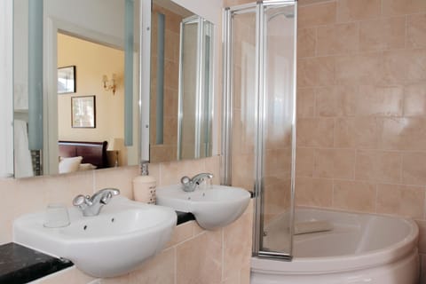 Junior Suite | Bathroom | Hair dryer, towels, soap, shampoo