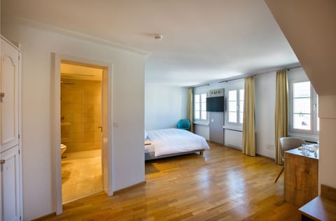 In-room safe, desk, free WiFi, bed sheets