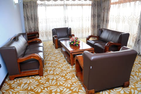 Twin Room | Living area | 32-inch flat-screen TV with satellite channels, TV, fireplace