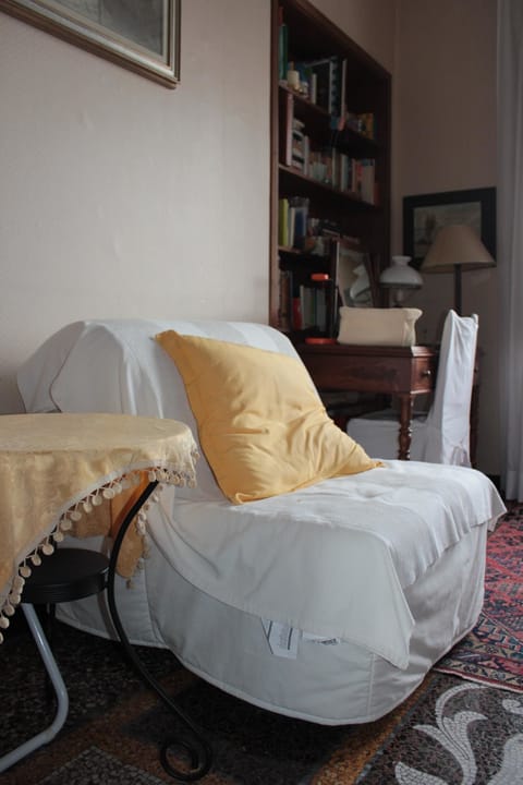 Double Room, Shared Bathroom | Desk, free WiFi, bed sheets