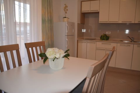 Design Apartment, 1 Bedroom, Terrace, Garden View | In-room dining