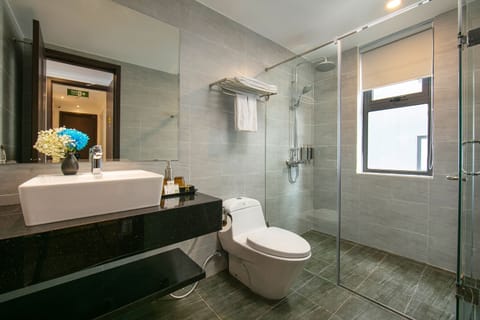 Deluxe with balcony | Bathroom | Shower, free toiletries, hair dryer, towels