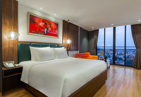 Bendecir Suite with City View | Minibar, in-room safe, desk, laptop workspace