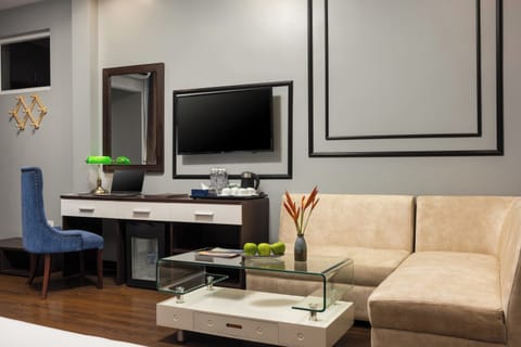 Executive Family Room | Minibar, in-room safe, desk, laptop workspace