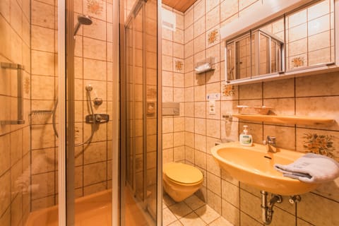 Basic Single Room | Bathroom | Shower, free toiletries, hair dryer, bathrobes