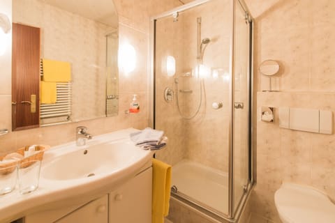 Comfort Double Room | Bathroom | Shower, free toiletries, hair dryer, bathrobes