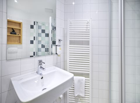 City Double Room Single Use | Bathroom | Shower, free toiletries, hair dryer, towels