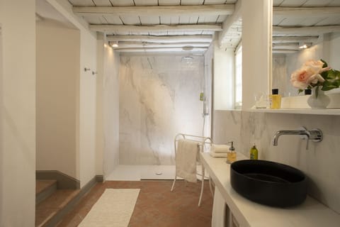 Superior Twin Room | Bathroom | Free toiletries, hair dryer, bidet, towels