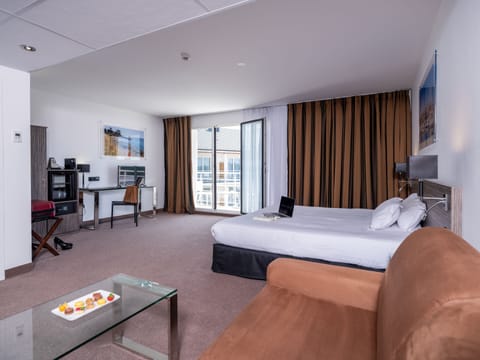 Deluxe Suite | 1 bedroom, premium bedding, desk, soundproofing