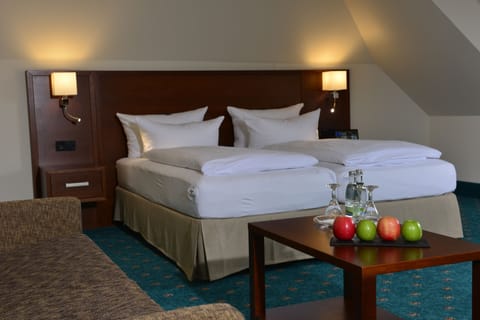 Comfort Room | Premium bedding, in-room safe, desk, laptop workspace