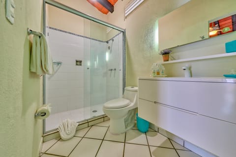 Standard Room, 1 Queen Bed | Bathroom | Shower, free toiletries, hair dryer, towels