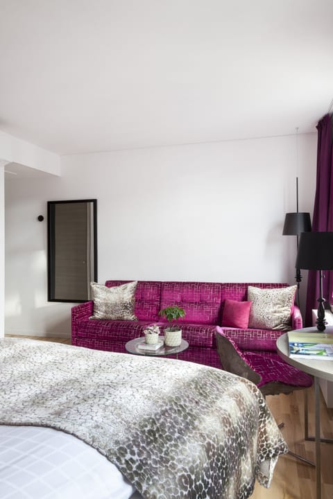 Desk, soundproofing, WiFi