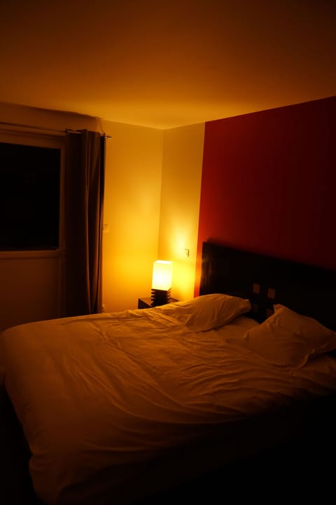 Desk, soundproofing, free WiFi, wheelchair access