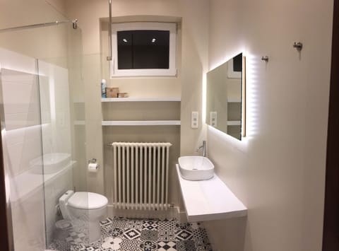 Deluxe Double Room, 1 King Bed (Agate) | Bathroom | Eco-friendly toiletries, towels, toilet paper