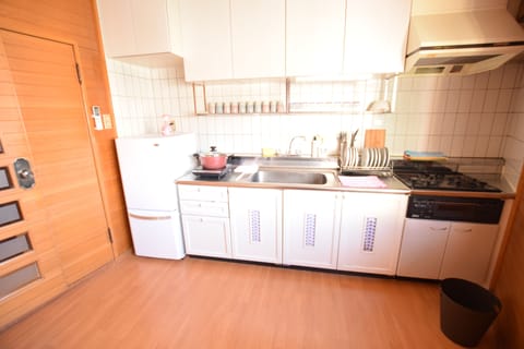 100sqm Family Room - Japanese Style | Private kitchenette | Fridge, microwave, stovetop, rice cooker