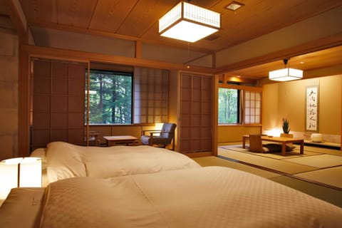 Deluxe Twin Room with Private Hot Spring Bathtub | In-room safe, desk, free WiFi, bed sheets