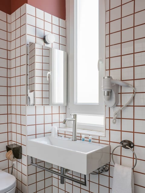 Luxury Room, Balcony, Sea View | Bathroom | Shower, free toiletries, hair dryer, bidet