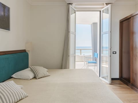 Luxury Room, Balcony, Sea View | Minibar, desk, free WiFi, bed sheets
