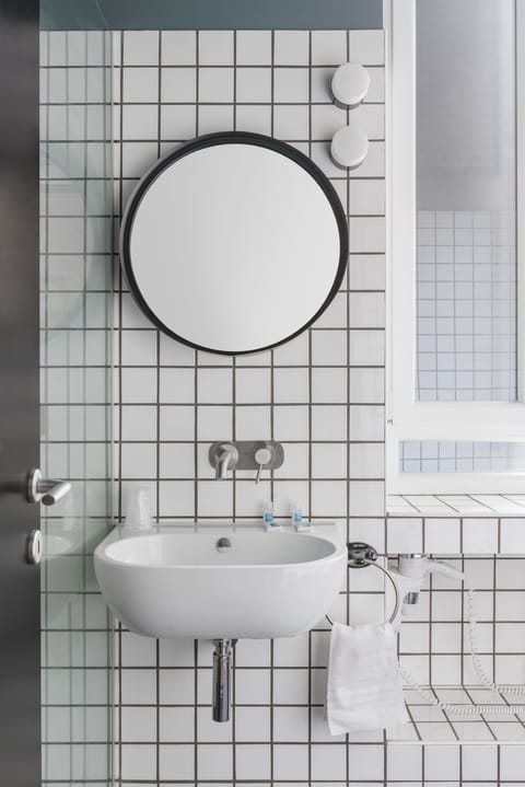 Shower, free toiletries, hair dryer, bidet