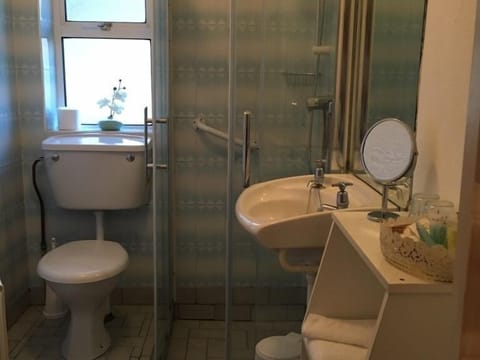 Double Room, Ensuite, Garden View | Bathroom