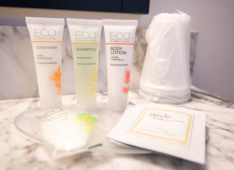 Combined shower/tub, eco-friendly toiletries, towels