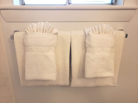 Combined shower/tub, eco-friendly toiletries, towels