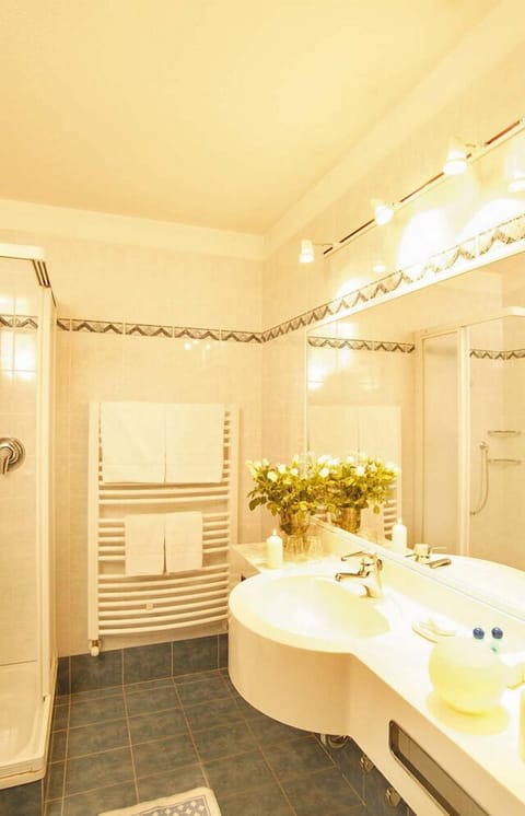 Junior Suite | Bathroom | Free toiletries, bidet, towels