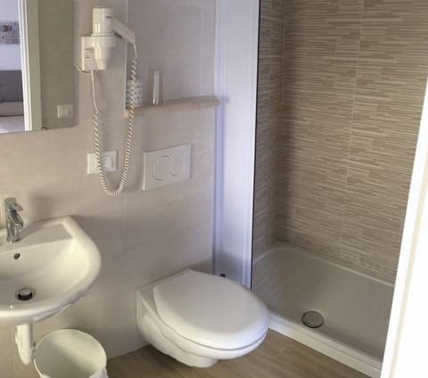 Standard Double or Twin Room | Bathroom | Hair dryer, bidet, towels