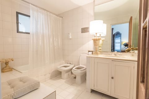 Williams I | Bathroom | Combined shower/tub, rainfall showerhead, free toiletries, hair dryer